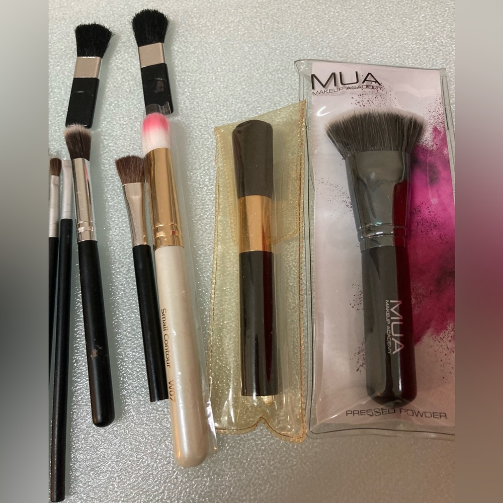 Lot of 20 Various Sizes of Makeup Brushes with Bag NEW - Picture 2 of 5